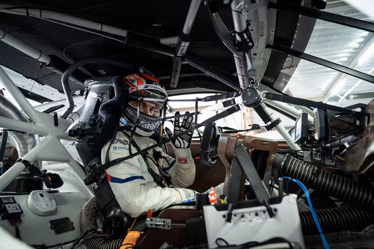 Là một chiếc xe được thiết kế để sử dụng bởi các đội BMW M Motorsport tư nhân, thương hiệu BMW hướng trọng tâm tới các yếu tố như dễ bảo trì cũng như tiết kiệm tối đa chi phí vận hành. Cũng giống như người tiền nhiệm của dòng xe này, BMW M4 GT4 đang thiết lập các tiêu chuẩn mới về yếu tố được nêu trên. Một số chi tiết trên xe như hệ thống truyền động hoàn chỉnh bao gồm động cơ, hộp số và các thiết bị điện tử đã được thừa hưởng từ chính mẫu xe M4 bản thương mại.