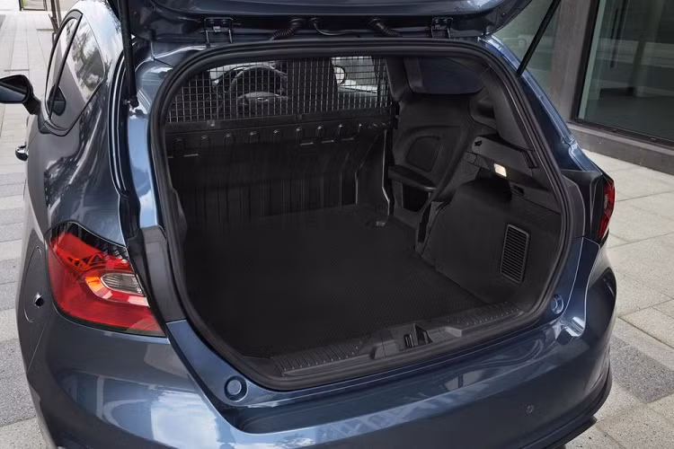 Trong khi đó, bản ST có thêm ghế Performance Seats nâng cấp, tích hợp tựa đầu ghế, bọc bằng chất liệu Sensico, đi kèm chỉ khâu màu đỏ và chỉnh điện 14 hướng. Vô lăng vát đáy và những chi tiết giả sợi carbon trên mặt táp-lô mang đến vẻ thể thao cho Ford Fiesta ST 2022.