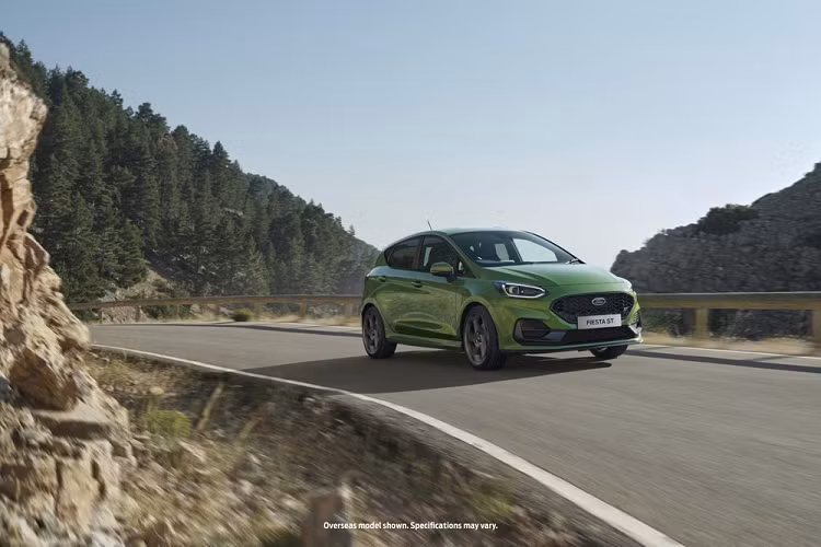 Với phiên bản ST, Ford Fiesta 2022 sẽ dùng động cơ xăng EcoBoost 3 xi-lanh, tăng áp, dung tích 1.5L nâng cấp lấy từ Puma ST. Động cơ này sản sinh công suất tối đa 197 mã lực và mô-men xoắn cực đại tăng từ 290 Nm lên 320 Nm. Sức mạnh được truyền tới cầu trước thông qua hộp số sàn 6 cấp. Ngoài ra, xe còn có khóa vi sai chống trượt cơ học Quaife tùy chọn. Động cơ giúp Ford Fiesta ST 2022 tăng tốc từ 0-100 km/h trong thời gian 6,5 giây như cũ.