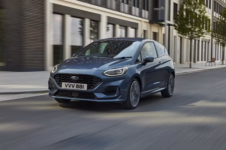 Ford không nhắc gì đến động cơ xăng hút khí tự nhiên, dung tích 1.0L và động cơ diesel tăng áp, dung tích 1.5L. Dự đoán, 2 động cơ này đã bị loại bỏ khỏi Ford Fiesta mới. Ở các bản thường, Ford Fiesta 2022 có 3 chế độ lái là Normal, Sport và Eco. Trong khi đó, phiên bản Active có thêm 2 chế độ lái Trail và Slippery. Chế độ lái Track sẽ chỉ dành cho bản ST và thay thế cho chế độ Eco. Hiện giá xe Ford Fiesta 2022 vẫn chưa được công bố. Xe sẽ có mặt trên thị trường châu Âu vào đầu năm sau.