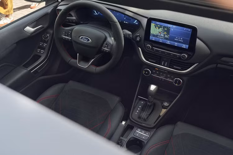 Chưa hết, người lái Ford Fiesta 2022 còn có thể khởi động máy, khóa cửa và mở cửa từ xa thông qua ứng dụng trên điện thoại thông minh. Tiếp đến là sạc điện thoại thông minh không dây ở cụm điều khiển trung tâm, hệ thống âm thanh B&amp;O 10 loa, có loa trầm và âm ly 575 W.