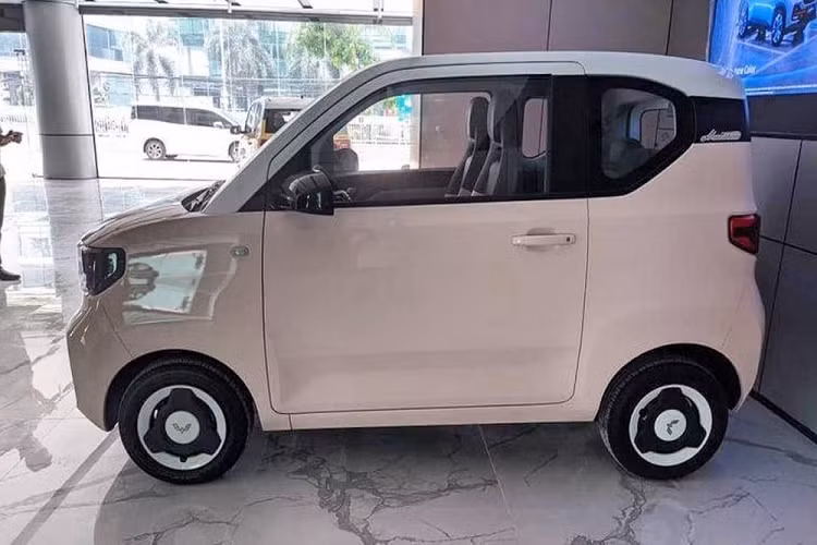 Với kích thước nhỏ gọn, bao gồm chiều dài 2.917 mm, rộng 1.493 mm, cao 1.621 mm và chiều dài cơ sở 1.940 mm, Wuling Hongguang Mini EV là lựa chọn phù hợp cho đường phố đông đúc, chật hẹp tại các thành phố. Tuy nhiên, vì nhỏ bé như thế nên xe chỉ được trang bị nội thất 4 chỗ ngồi và không có khoang hành lý. Nếu muốn chở đồ, người lái phải gập hàng ghế sau xuống để có khoang hành lý với thể tích 740 lít.