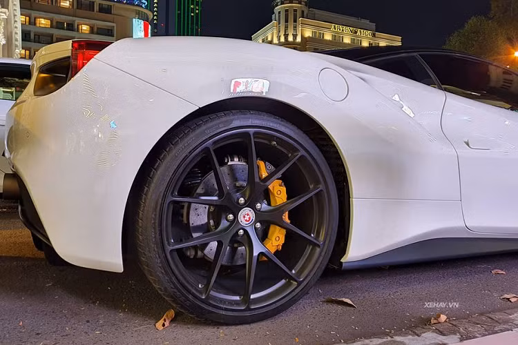 Ở phần ngoại hình, siêu phẩm Ferrari 488 GTB trong bài viết sở hữu nước sơn ngoại thất màu trắng với tên gọi Bianco Avus và đồng thời cũng là 1 trong 3 chiếc 488 GTB đầu tiên về Việt Nam. Bên cạnh đó, để tạo nên sự khác biệt cho siêu phẩm 488 GTB này, chủ nhân của xe đã trang bị thêm cho "siêu ngựa" bộ mâm HRE 5 chấu kép sơn đen mờ với cùm phanh màu vàng và đĩa phanh bằng gốm carbon.