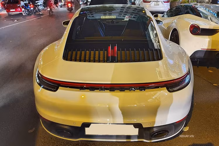 Bên cạnh Ferrari 488 GTB là một "Anh tài" khác tới từ nước Đức, siêu xe Porsche 911. Chiếc xe trong bài viết, chiếc thuộc phiên bản mới nhất, tức thế hệ thứ 8 của dòng xe 911 và được ra mắt hồi đầu năm 2019. Porsche 911 2019 có mã hiệu 992 và sở hữu kiểu dáng không có quá nhiều thay đổi so với thế hệ cũ. Porsche vẫn giữ lại phong cách truyền thống vốn có của dòng 911 huyền thoại sau nhiều năm nhưng các chi tiết thiết kế đã được làm mới hoàn toàn.