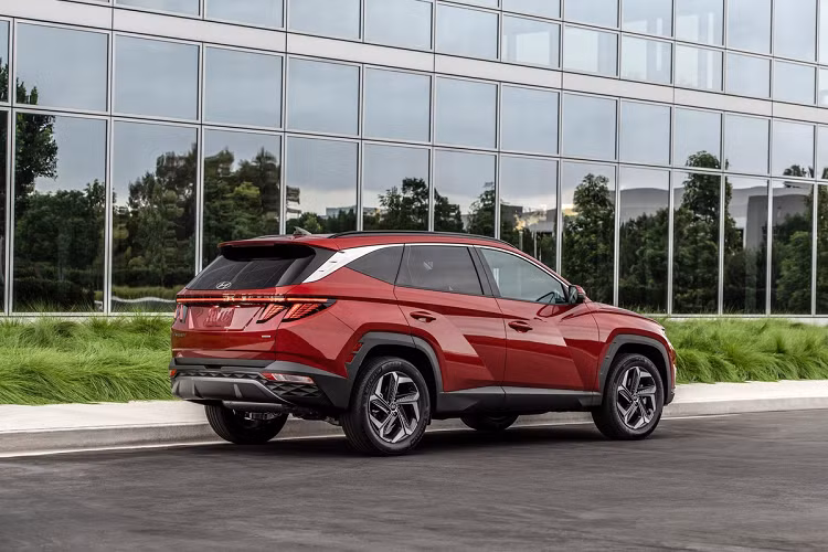 Bắt đầu từ phiên bản tiêu chuẩn Hyundai Tucson SE mới có giá 24.950 USD (khoảng 576 triệu đồng). Bản này có các trang bị tiêu chuẩn gồm hệ thống đèn LED thông minh, kính nhiều lớp cách âm và mâm hợp kim 17 inch.
