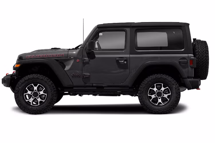 Jeep Wrangler 2 cửa được trang bị hệ thống đèn pha và đèn hậu LED, bộ mâm 17 inch bao bởi lốp địa hình BF Goodrich KO2. Những trang bị này đều có trên Wrangler 4 cửa, cả hai phiên bản đều có thiết kế hình hộp truyền thống của nhà Jeep và sẽ khó để có thể phân biệt đâu là Wrangler 2 cửa và đâu là 4 cửa khi nhìn trực diện ở đầu hoặc đuôi xe.