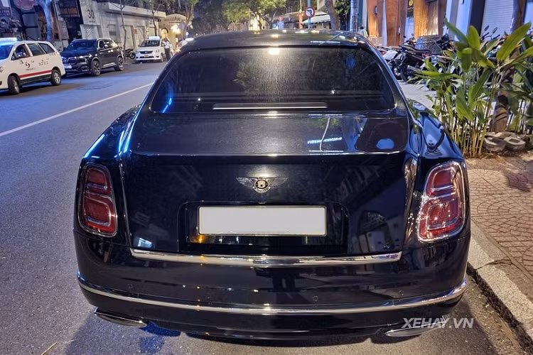 Bentley Mulsanne W.O. Edition được lấy cảm hứng từ chiếc Bentley 8 Litre 1930 – mẫu xe cuối cùng mà ông Walter Owen Bentley thiết kế cho thương hiệu này. Điều này được thể hiện ở ngoại thất màu đen thẫm kể trên và nội thất ốp gỗ siêu sang.