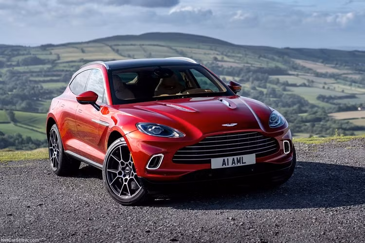Hình ảnh hiếm hoi được chia sẻ cho thấy, chiếc siêu SUV Aston Martin DBX này có màu sơn đỏ được thương hiệu xe Aston Martin gọi bằng cái tên Hyper Red.