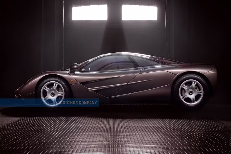 Nhờ sử dụng nhiều các vật liệu kỳ lạ như sợi carbon, kevlar, titan và thậm chí là vàng, siêu xe McLaren F1 chỉ nặng khoảng 1.240 kg kết hợp với thân xe được thiết kế tối ưu khí động học để cho phép tạo ra những con số hiệu suất phi thường. Với tốc độ tối đa được xác nhận là 386,4 km/h, nó vẫn là mẫu xe sản xuất dùng động cơ hút khí tự nhiên nhanh nhất cho đến nay.