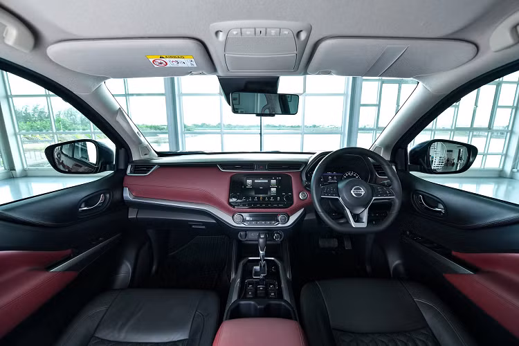 Ở Thái Lan, Terra 2021 không có phiên bản máy xăng. Chính vì thể, khả năng cao, Nissan Terra 2021 về Việt Nam (nhập Thái) trong tương lai gần sẽ loại bỏ động cơ xăng 2.5L – cấu hình động cơ không được đánh giá cao về công suất và tiêu hao nhiên liệu.