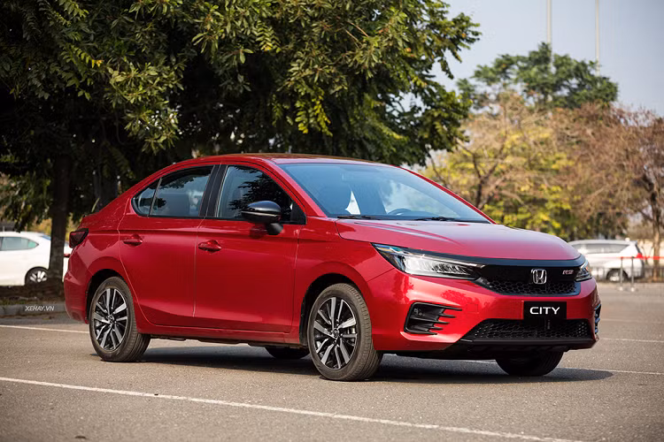  5. Honda City 2020 (529 - 599 triệu đồng) Honda City 2020 là mẫu xe hạng B duy nhất trong danh sách này, xe sở hữu thiết kế khỏe khoắn, năng động và sang hơn, lấy cảm hứng chủ yếu từ đàn anh Accord. City RS 2020 bản cao nhất được trang bị mâm xe 16 inch 5 chấu kép thể thao, vô-lăng 3 chấu mới, màn hình giải trí kích thước 8 inch có kết nối Apple CarPlay/Android Auto, hệ thống điều hoà tự động một vùng và có cửa gió điều hoà hàng ghế sau, gương chiếu hậu chống chói tự động, chìa khoá có chức năng khởi động xe từ xa, hệ thống đề nổ bằng nút bấm.