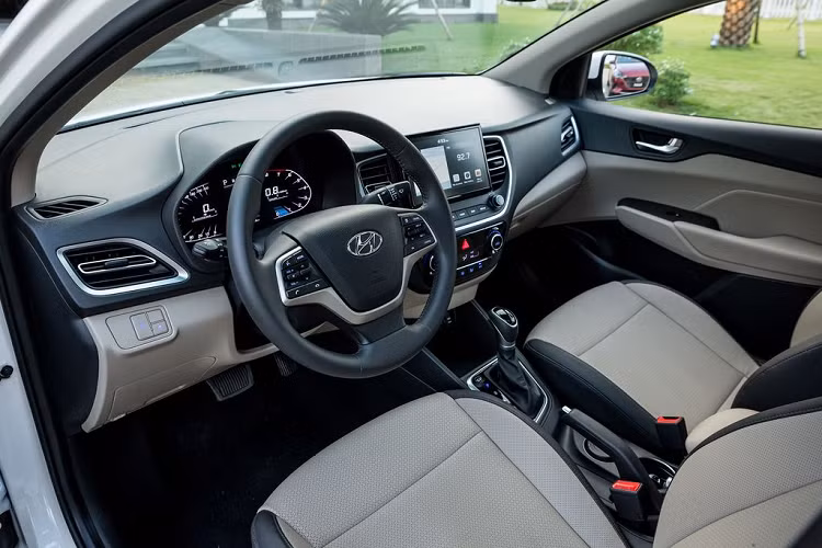 Hyundai Accent 2021 được trang bị hệ thống giải trí hỗ trợ Bluetooth/USB/Mp4/Radio/AUX với 6 loa cùng kết nối Apple Car Play, Android Auto. Đặc biệt, màn hình này có khả năng chia đôi nội dung hiển thị độc lập, tăng cường khả năng đa nhiệm. Hyundai Accent phiên bản nâng cấp 2021 vẫn được trang bị động cơ Kappa 1.4L MPI cho công suất tối đa 100 mã lực tại 6.000 vòng/phút cùng Mo-men xoắn cực đại 132Nm tại 4.000 vòng/phút. Đi kèm với đó là 2 lựa chọn hộp số: Hộp số tự động 6 cấp Shiftronic và hộp số sàn 6 cấp.
