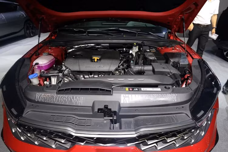 Kia K5 2022 có 2 lựa chọn động cơ xăng, bao gồm: 4cyl 2.0L N/A công suất 150 mã lực và mô men-xoắn đạt 192 Nm, sử dụng kết hợp với hộp số tự động 6 cấp cho 2 phiên bản Luxury và Premium. Trong khi phiên bản “full options” GT-Line sử dụng động cơ 4cyl 2.5L N/A công suất 191 mã lực và 246 Nm, sử dụng kết hợp với hộp số tự động 8 cấp. Dẫn động cầu trước (FWD).
