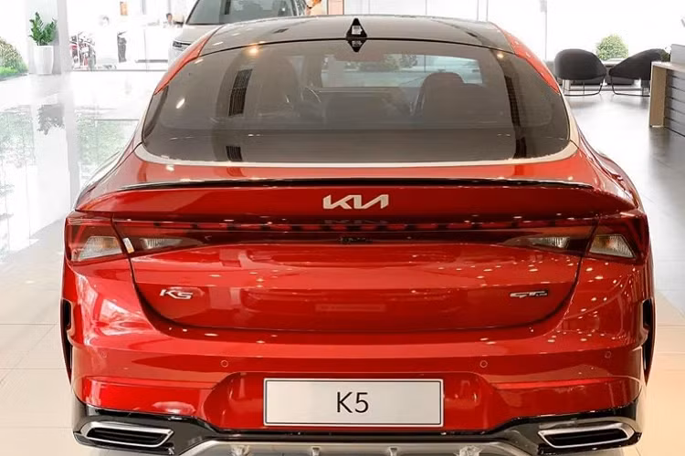 Mẫu xe sedan Kia K5 2022 sở hữu thiết kế và diện mạo ấn tượng hơn, mẫu sedan hạng D của Hàn được thiết kế theo phong cách trẻ trung, mang hơi hướng sedan coupe hấp dẫn. Xe sử dụng đèn pha và đèn hậu full-LED. Ở phiên bản GT Line cao cấp nhất này, xe sử dụng “dàn chân” lắp bộ mâm 19 inch (235/45R18), đi cùng với ốp cản thể thao phong cách GT-Line.