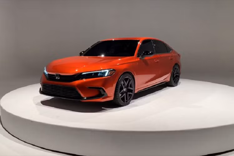 Bên cạnh đó, chiếc sedan sẽ "hưởng lợi" nhiều từ phong cách thiết kế của "đàn anh" Accord mới nhất. Nhìn chung, Civic Sedan 2022 sẽ có thiết kế gọn gàng và bớt phức tạp hơn so với phiên bản hiện tại, hướng tới một hình ảnh cao cấp hơn - điều này cũng sẽ được thực hiện với Civic Hatchback.