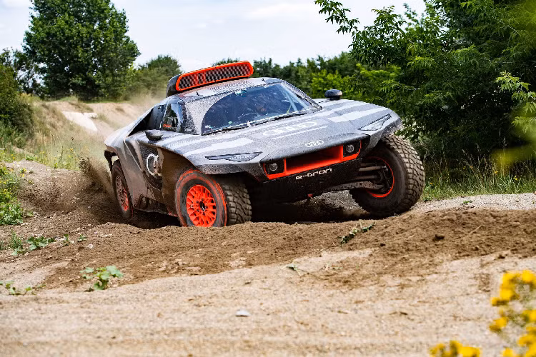Điểm đặc biệt nằm ở việc Audi RS Q e-tron việt dã mới, nó là một mẫu SUV offroad vận hành bằng động cơ điện và có sự hỗ trợ của động cơ xăng.