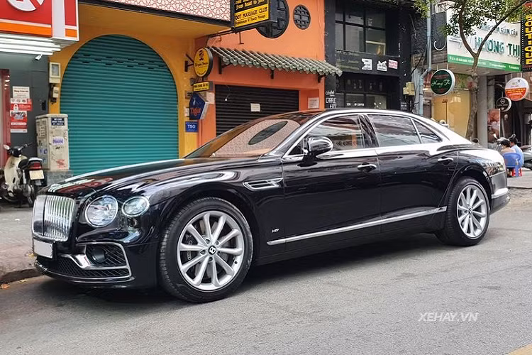 Chiếc Bentley Flying Spur V8 2020 mới này sở hữu nước sơn tối sang trọng kết hợp cùng nhiều chi tiết crôm sáng loáng như viền khe gió hình chữ B trên vòm bánh trước, nẹp sườn nối liền quanh đuôi xe, khung biển số xe và đặc biệt là lưới tản nhiệt cỡ lớn nổi bật.