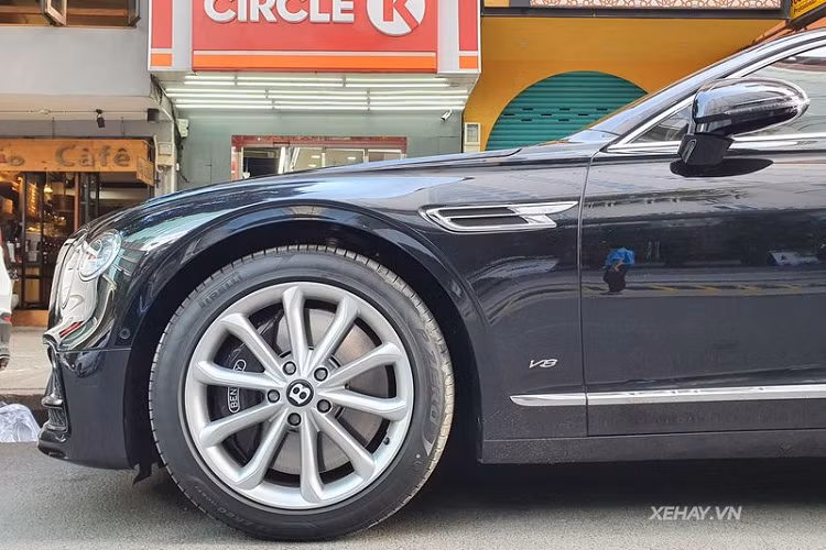 Mặc dù có giá phải chăng hơn bản W12 nhưng Flying Spur V8 2020 vẫn có đủ những tính năng tiêu chuẩn đáng chú ý, ví dụ như hệ thống treo khí nén ba buồng thích ứng, hệ thống định hướng mô-men xoắn bằng phanh và hệ thống kiểm soát động lực học.