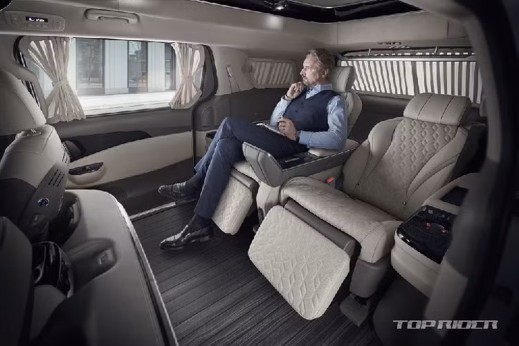 Bên ngoài, Kia Carnival High Limousine 2022 bản 4 chỗ mới có thiết kế không khác biệt so với bản 7 chỗ và 9 chỗ cũ. Tuy nhiên, mẫu xe này đã được bổ sung logo mới của thương hiệu Kia.