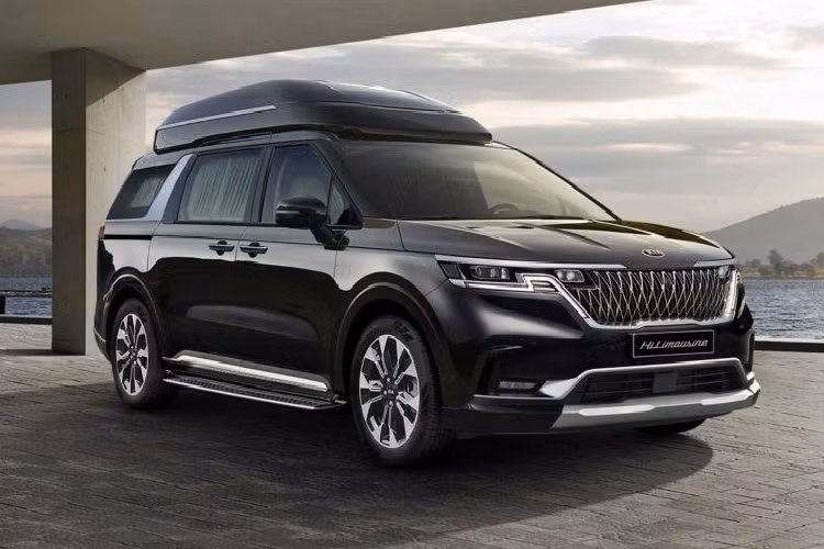 Ghế của Kia Carnival High Limousine 2022 bản 4 chỗ được bọc da sang trọng và dập hoa văn đẹp mắt. Ghế còn đi kèm bệ đỡ bắp chân nhằm mang đến cảm giác thoải mái cho người ngồi. Chưa hết, Kia Carnival High Limousine 2022 còn có màn hình thông minh 21,5 inch tiêu chuẩn nằm trên trần, có thể kết nối với điện thoại thông minh của hành khách và có tính năng chia sẻ. Đặc biệt, mẫu xe này được trang bị máy mát-xa chân do hãng Kia kết hợp với công ty sức khỏe Hutech phát triển.