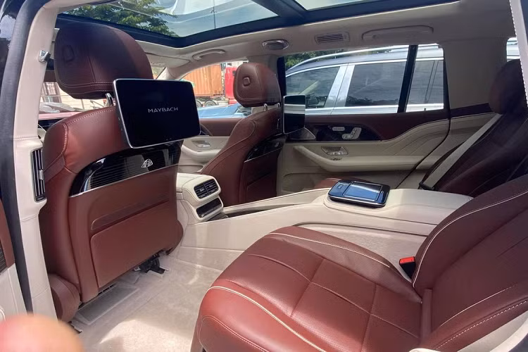 Còn chiếc SUV siêu sang Mercedes-Maybach GLS 600 màu trắng lại có nửa thân trên hoàn thành tông màu xám, tạo tính tương phản khá tốt. Cả 2 chiếc xe Mercedes-Maybach GLS 600 này đều có tuỳ chọn mâm đa chấu kép mạ crôm sáng bóng. Hiện đã có trên 20 chiếc SUV siêu sang Mercedes-Maybach GLS 600 được mang về nước.