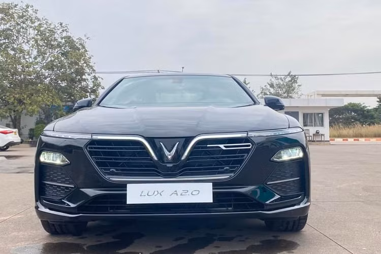 Mười ba chiếc VinFast Lux A2.0 trong lô xe này là thuộc phiên bản cao cấp. Đây là mẫu xe bán chạy trong phân khúc sedan cỡ E tại Việt Nam Xe sử dụng động cơ 2.0L I4 tăng áp, cho công suất 174 mã lực và mô-men xoắn cực đại 300 Nm, có thể tăng lên 228 mã lực và mô-men xoắn 350 Nm ở bản cao cấp. Kết hợp với khối động cơ này là hộp số 8 cấp ZF.