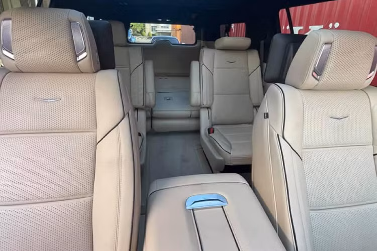 Chưa hết, ở phía sau hàng ghế trước được trang bị cặp màn hình giải trí 12,6 inch có thể kết nối đa phương tiện dành cho hàng khách. Chiếc Escalade 2021 này thuộc phiên bản ESV có kích thước (DxRxC) 5.766 x 2.059 x 1.942mm đi cùng với chiều dài cơ sở 3.407mm, dài hơn 300mm so với bản tiêu chuẩn (3.071mm). Nhờ đó, nội thất xe cực kỳ rộng rãi cho 7 hàng khách.