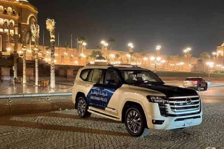 Về ngoại thất, vẫn là dáng vẻ hầm hố, vuông vức đặc trưng của dòng Land Cruiser, nhưng Land Cruiser 2022 trông khác biệt hoàn với lưới tản nhiệt cỡ lớn với những thanh ngang to bản khiến đầu xe trở nên đồ sộ hơn