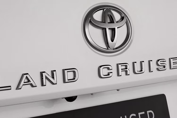 Cụm đèn chính của Land Cruiser 2022 được làm gọn gàng và vuông vức thay vì tròn to giống đời cũ. Khác với những bản xe trước, đèn chính và đèn daylight LED của Land Cruiser 2022 tích hợp chung vào một vị trí cho cái nhìn tổng thể gọn gàng hơn.