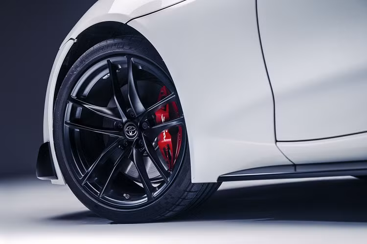 Toyota GR Supra 2.0 tại Anh được trang bị tiêu chuẩn bộ mâm 18 inch. Đĩa phanh trước/sau có kích thước lần lượt 348 mm và 345 mm, đi kèm là kẹp phanh 4 piston ở phía trước và một piston ở phía sau.