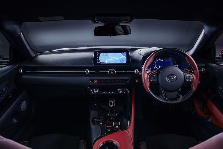 Nội thất xe nổi bật với ghế ngồi thể thao bọc da Alcantara tích hợp chức năng sưởi, màn hình trung tâm là loại cảm ứng có kích thước 8,8 inch. Xe được trang bị hệ thống âm thanh 4 loa với công suất 100 W.