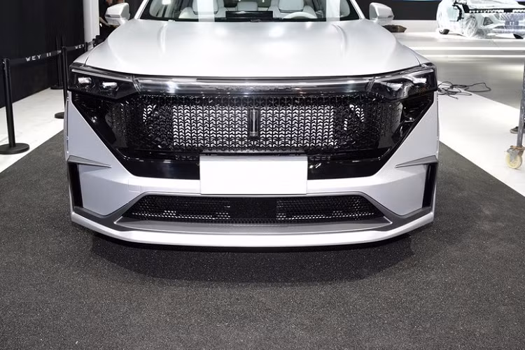 Dĩ nhiên, phần phía sau của mẫu SUV này cũng nhận được những thay đổi tương xứng. Điểm bắt mắt nhất là hai dải đèn hậu hình chữ L lộn ngược, và được kết nối với một thanh đèn LED. Ngoài ra, đuôi xe còn có một cánh gió kiểu tách đôi, tích hợp đèn phanh thứ ba ở trên nóc, và một tấm cản va mới nổi bật. 
