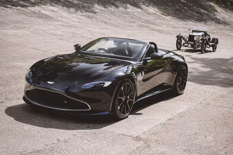 Hãng xe Anh quốc vừa trình làng phiên bản đặc biệt của Aston Martin Vantage Roadster 2021 nhằm kỷ niệm 100 năm xuất xưởng của mẫu xe cổ A3 - chiếc Aston Martin lâu đời nhất còn tồn tại.