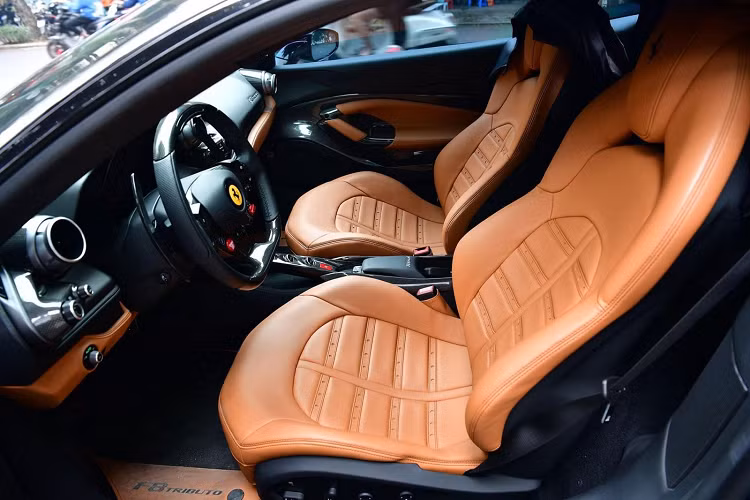 Và nửa năm sau, chiếc siêu xe Ferrari F8 Tributo màu đen này đã lên thị trường xe qua sử dụng với mức giá rao bán không được tiết lộ. Chỉ biết rằng, giá xe Ferrari F8 Tributo khoảng trên 21 tỷ đồng tại dải đất hình chữ S nếu chủ nhân cho xe ra biển số trắng.
