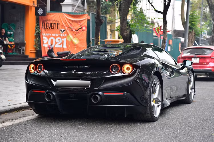 Thêm 4,9 giây, siêu xe Ferrari F8 Tributo sẽ đạt tốc độ 200 km/h trước khi đạt tốc độ tối đa 340 km/h, cao hơn 10 km/h so với 488 GTB.