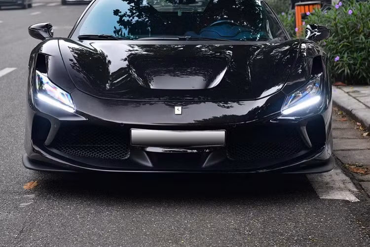 Thông tin do người bán cho biết, chiếc siêu xe Ferrari F8 Tributo màu đen duy nhất tại dải đất hình chữ S chỉ mới lăn bánh được quãng đường 565 km, với số đồng hồ công tơ mét này, chủ nhân của ngựa chiến gần như rất hiếm mang siêu ngựa đi xa cũng như dạo phố tại Hà Nội.