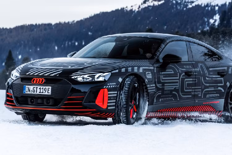 Đầu xe nổi bật với lưới tản nhiệt "giả" hình lục giác tương tự bản concept nhưng các đường nét được làm ít hầm hố hơn. Hệ thống đèn LED ma trận được thiết kế với họa tiết tia chớp và cản va trước thể thao. Ở phía sau, xe có dàn đèn hậu LED kéo dài... mức giá xe Audi e-tron GT 2021 hiện vẫn chưa được công bố chính thức.