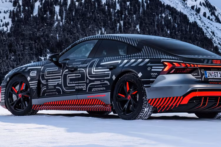 Bên cạnh đó, Audi cũng công bố hình ảnh chạy thử của e-tron GT với lớp ngụy trang. Quan sát tổng thể, xe điện Aud e-tron GT không khác biệt quá nhiều với bản concept. Người đứng đầu bộ phận thiết kế của Audi không đề cập đến hiệu suất của xe.