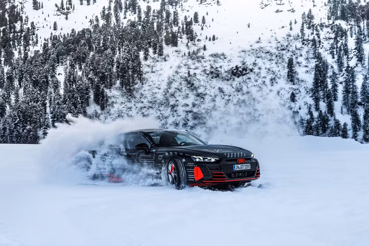 Với sức mạnh này, e-tron GT có thể tăng tốc 0-100 km/h trong 3,5 giây, chạm mốc 200 km/h ở thời gian 12 giây. Vận tốc tối đa của chiếc xe điện này được giới hạn ở 240 km/h để cân đối với phạm vi hoạt động.