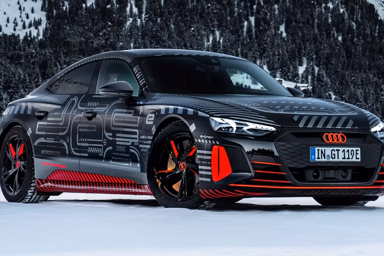 Audi sẽ ra mắt chiếc e-tron GT vào ngày 9/2 sắp tới, theo xác nhận của Giám đốc Thiết kế Audi Marc Lichte. Sau khoảng 3 năm chờ đợi, chiếc sedan chạy điện Audi e-tron GT 2021 mới được ra mắt. Bản concept của mẫu xe này được giới thiệu tại triển lãm Los Angeles Auto Show 2018.