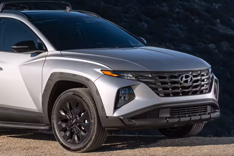 Bước vào bên trong Hyundai Tucson XRT 2022, người lái sẽ thấy không gian nội thất bọc nỉ màu đen, "tông xuyệt tông" với trần xe.