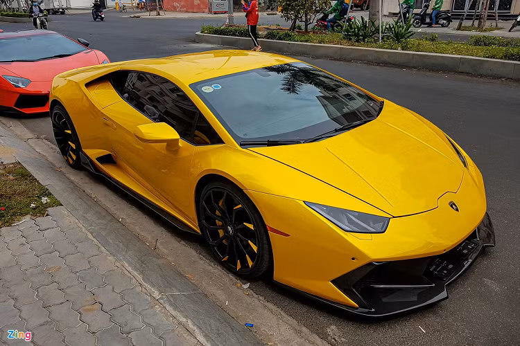 Đối thủ của Ferrari 488 GTB, và cũng là một mẫu xe từng tạo nên cơn sốt chơi xe cùng thời điểm bấy giờ là Lamborghini Huracan cũng xuất hiện trong dàn xe này. Để tạo điểm nổi bật cho hơn 20 chiếc Huracan đang có mặt tại Việt Nam hiện nay, chủ nhân của chiếc xe đã lựa chọn gói độ Novara Edizione của Vorsteiner cho xế cưng của mình. 