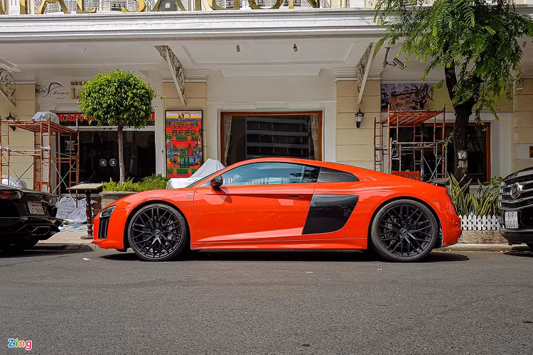 Audi R8 V10 Plus được trang bị động cơ V10 FSI dung tích 5.2L, công suất tối đa 610 mã lực. Thân xe được gia cường cứng cáp và nhẹ hơn nhờ vào cấu trúc được làm từ hợp kim nhôm và khoang lái làm từ sợi carbon. Hiện nay, Audi R8 đã ra mắt phiên bản nâng cấp giữa dòng đời với phiên bản cao cấp được đổi tên thành R8 V10 Performance Quattro với công suất tối đa 620 mã lực.