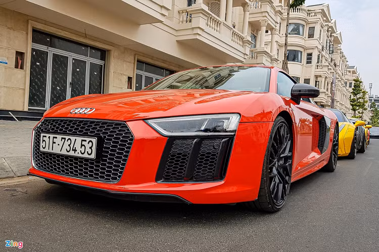 Mẫu xe chia sẻ nhiều công nghệ với Lamborghini Huracan là Audi R8 V10 Plus cũng xuất hiện trong dàn xe trên. Đây là phiên bản thuộc thế hệ thứ 2 của dòng xe thể thao 2 cửa của hãng xe đến từ Đức. Ra mắt vào năm 2015, Audi R8 V10 Plus cũng tạo nên một trào lưu chơi xe trong thời gian dài.