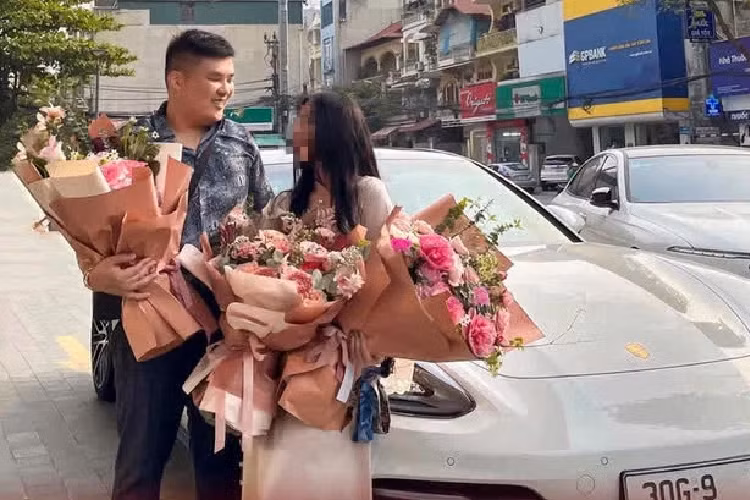 Trong số này, chiếc SUV hạng sang Range Rover và Porsche Panamera rất hay được đối tượng Thành, được cho là cầm đầu đường dây đánh bạc qua mạng sử dụng. Giá xe Porsche Panamera tại Việt Nam bắt đầu từ 5,3 tỷ đồng cho bản tiêu chuẩn và có giá lên đến 11,8 tỷ đồng cho bản Porsche Panamera Turbo S, ngoài ra, mức giá trên chưa bao gồm các tùy chọn của khách hàng.