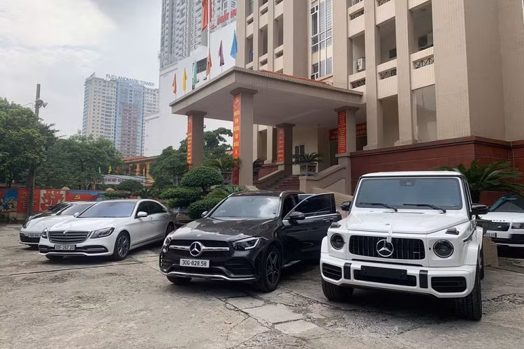 Thông tin ban đầu từ lực lượng chức năng cho biết, cách đây khoảng 3 tháng, Đội cảnh sát hình sự - Công an quận Nam Từ Liêm đã thành lập chuyên án để bắt giữ 1 nhóm đối tượng có hành vi tổ chức đánh bạc qua mạng khá quy mô. Đến tháng 8, lực lượng chức năng đã bắt giữ 2 đối tượng Nguyễn Văn Thành và Hoàng Văn Tr. đang đi xe máy trên đường, qua kiểm tra nhanh, trong túi của Thành có 800 triệu đồng nhưng đối tượng này không chứng minh được số tiền trên có nguồn gốc từ đâu và được đưa về trụ sở làm việc.