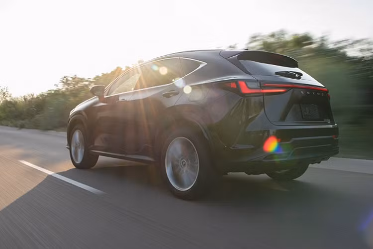 Cuối cùng là phiên bản hàng đầu Lexus NX 450h+ có giá 55.560 USD (1,26 tỷ đồng) cho biến thể Luxury và 56.900 USD (1,29 tỷ đồng) cho biến thể F Sport Luxury. NX 450h+ được trang bị mô-tơ điện nâng cấp cùng gói pin lithium-ion 18,1 kWh, giúp sản sinh tổng công suất 302 mã lực. Lexus NX 450h+ có khả năng di chuyển bằng điện tối đa là 60 km. Ngoài các tính năng trang bị tiêu chuẩn kể trên, tất cả phiên bản Lexus NX 2022 đều cung cấp cho khách hàng tùy chọn hàng ghế sau gập điện có sưởi ấm, hệ thống âm thanh Mark Levinson cao cấp gồm 17 loa, chìa khóa kỹ thuật số, hỗ trợ chuyển làn và màn hình quan sát toàn cảnh.