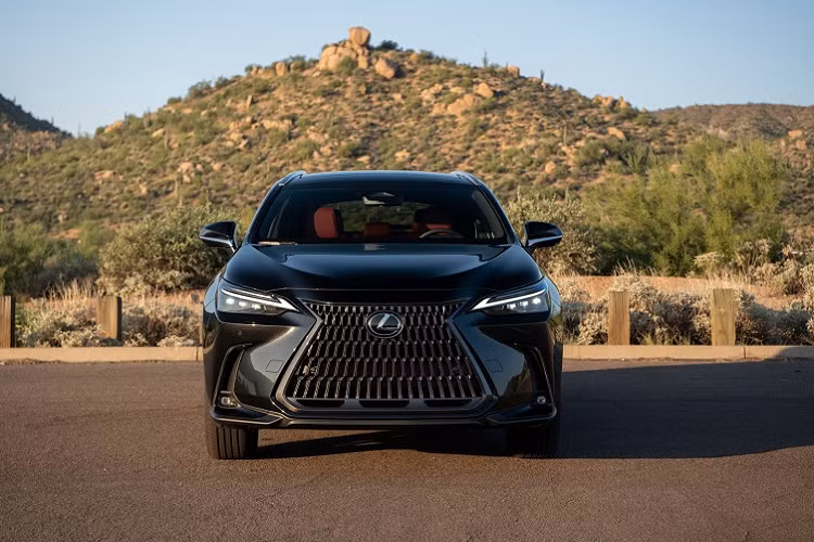 Đáng chú ý, Lexus NX 2022 giờ đây cung cấp thêm phiên bản hybrid NX 350h có giá khởi điểm từ 41.050 USD (khoảng 934 triệu đồng). Nó sử dụng động cơ 4 xy-lanh 2.5L, hộp số tự động vô cấp, bộ pin lithium-ion nhỏ và một mô-tơ điện cung cấp năng lượng cho bánh sau. Thiết lập hệ truyền động này cho phép Lexus NX 350h đạt tổng công suất 239 mã lực, với mức tiêu thụ nhiên liệu ước tính 6.0L/100km đường hỗn hợp.