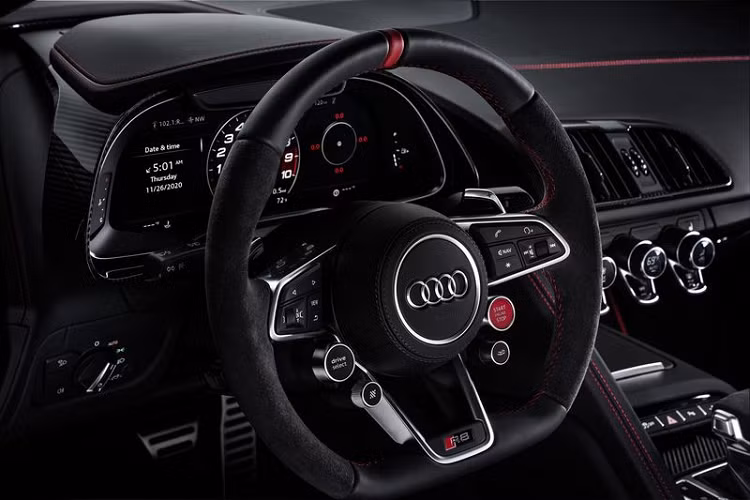 Di chuyển vào bên trong, Audi R8 Panther đời 2021 gây ấn tượng với nội thất bọc da hai tông độc quyền của Audi, gồm các ghế bọc da Nappa đỏ, trần xe phủ Alcantara màu đen, vô lăng bọc da kết hợp Alcantara và thảm sàn đặc biệt có thêu chữ "R8".