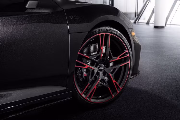 Cung cấp sức mạnh cho Audi R8 Panther 2021 tiếp tục là khối động cơ hút khí tự nhiên V10 5.2L sản sinh công suất 532 mã lực và mô-men xoắn cực đại 540Nm, đi kèm là hộp số ly hợp kép bảy cấp và hệ dẫn động cầu sau. Siêu xe Đức chỉ cần 3,6 giây để tăng tốc từ 0 - 96 km/h, trước khi cán tốc độ tối đa 323 km/h.
